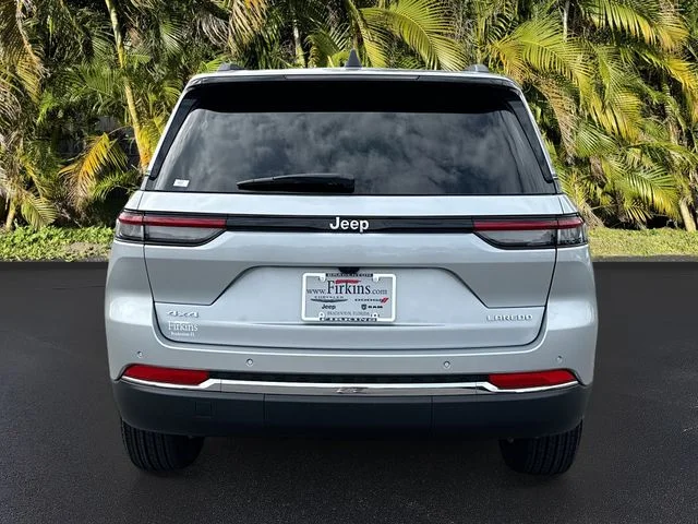 New 2026 Silver Zynith Exterior Paint Jeep Laredo image 4