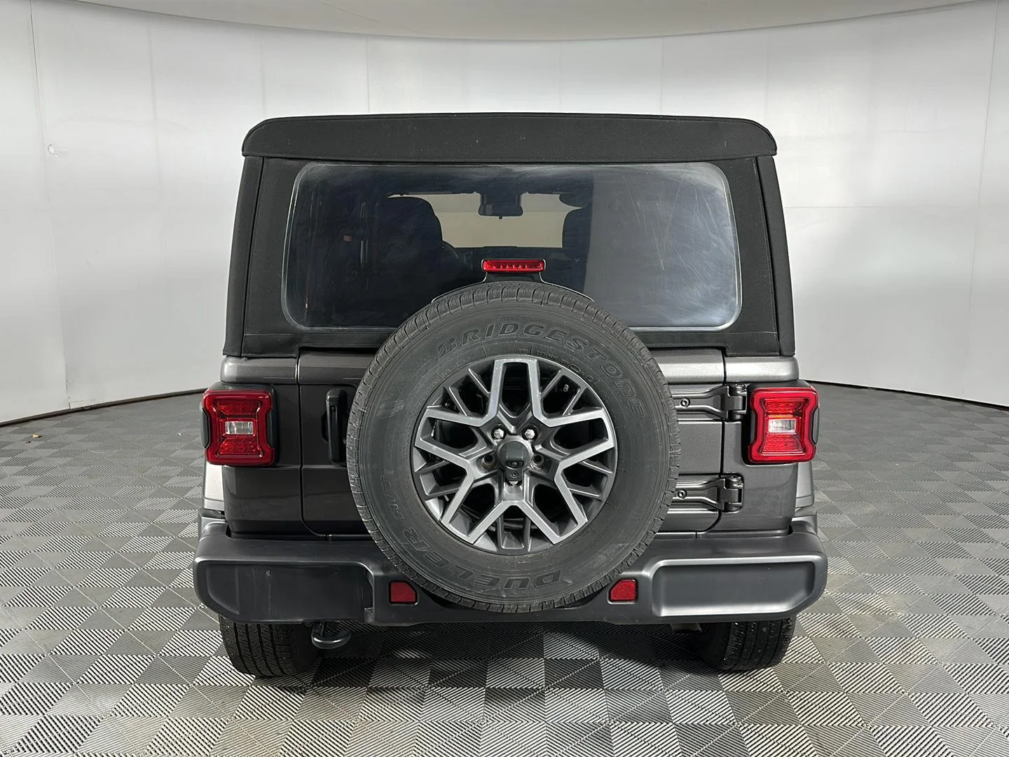 Used 2024 Granite Crystal Metallic Clearcoat Jeep Sahara image 27