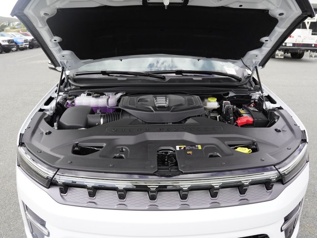 New 2026 Bright White Clear-Coat Exterior Paint Jeep Limited image 30