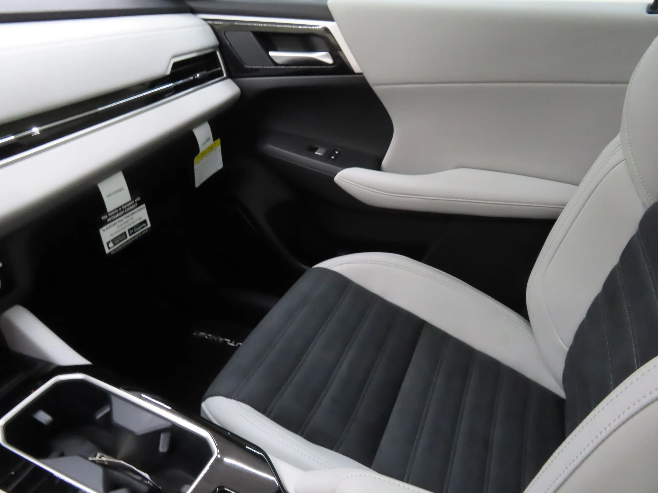 Used 2025 Blue Mitsubishi SE image 20