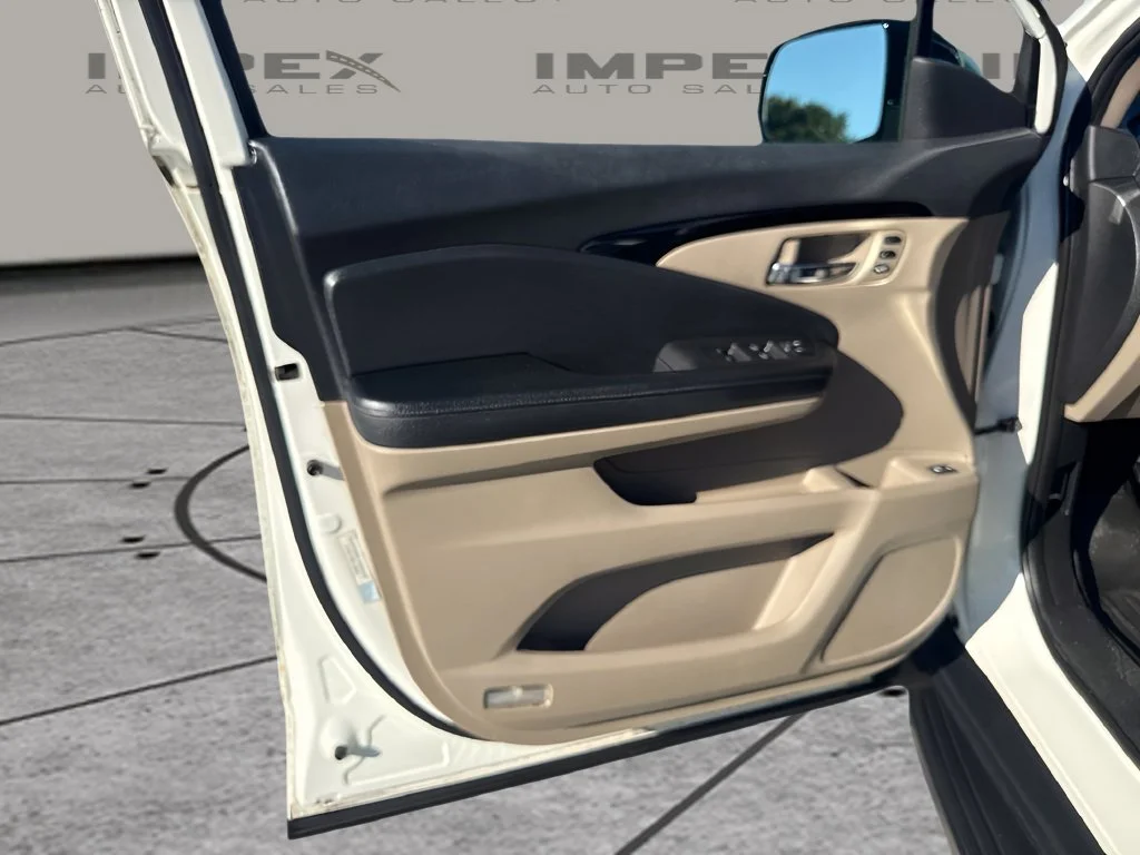 Used 2017  Honda Touring image 23