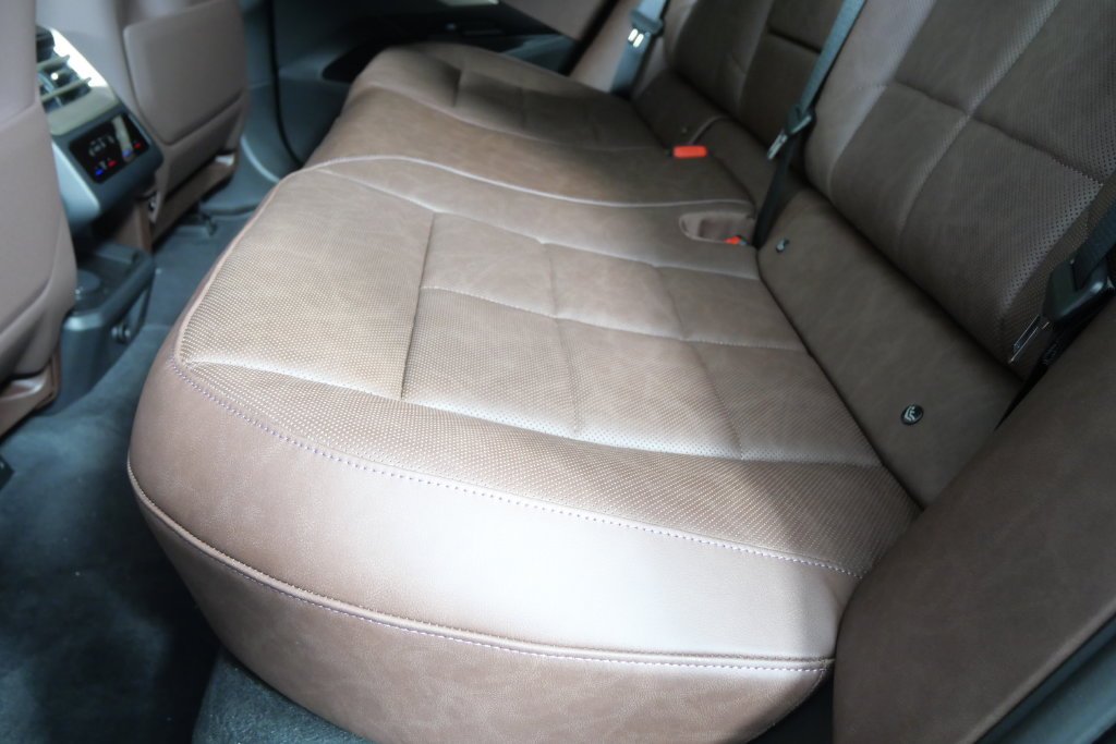 New 2027 Tanzanite Blue II Metallic BMW  image 17