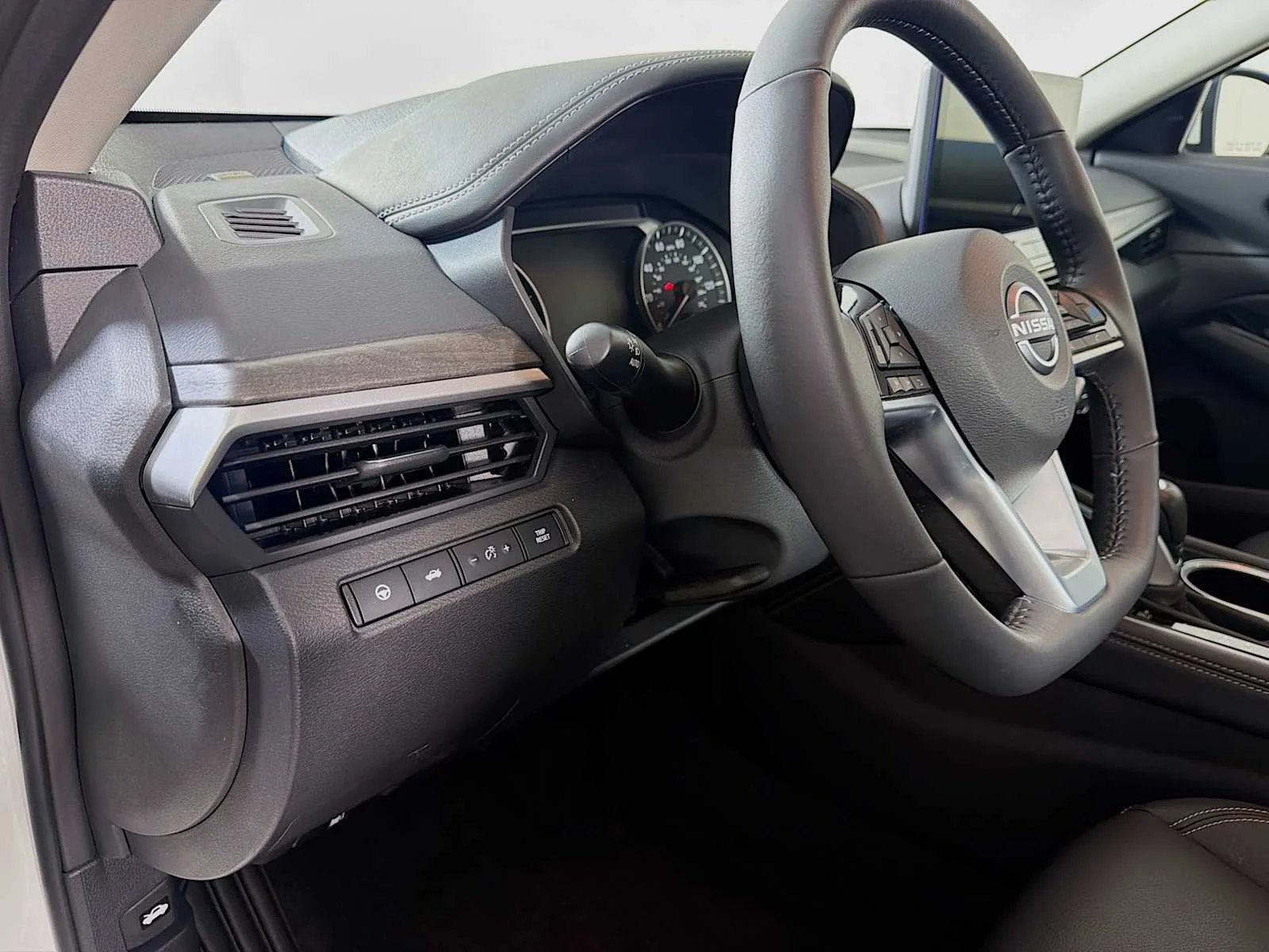 Certified Used 2025 Pearl White Tricoat Nissan SL image 8