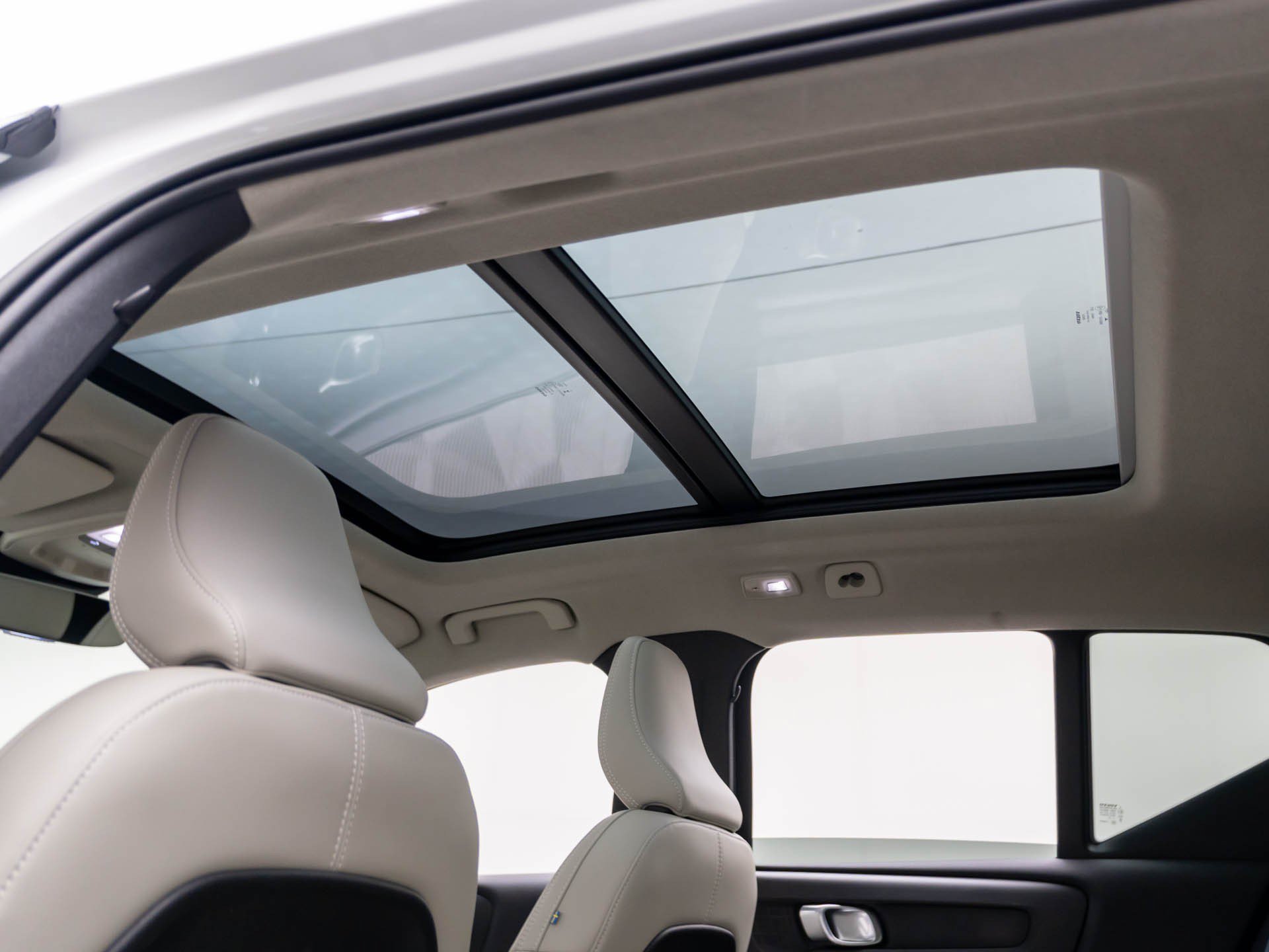 Used 2023 White Volvo Ultimate image 19