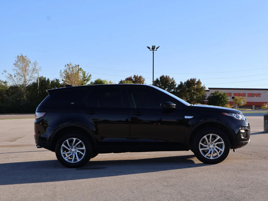 Used 2019  Land Rover  image 4