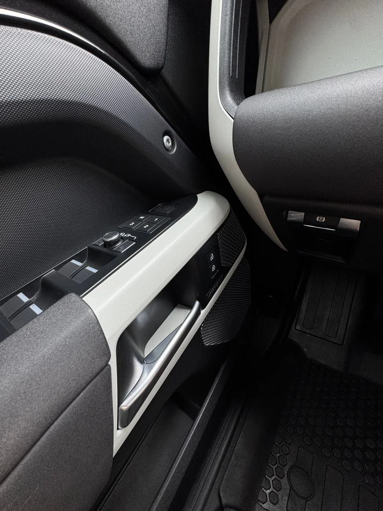 Used 2022 Santorini Black Metallic Land Rover SE image 14