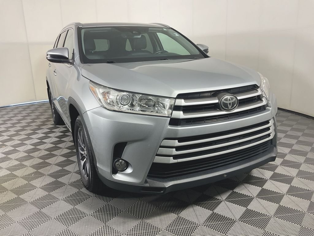 Used 2017 Silver Toyota XLE image 3