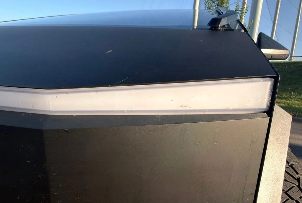 Used 2025  Tesla Base image 8