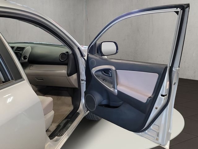Used 2008 Classic Silver Metallic Toyota Base image 34