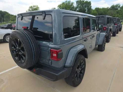 Used 2025 Anvil Clearcoat Jeep Sahara image 4
