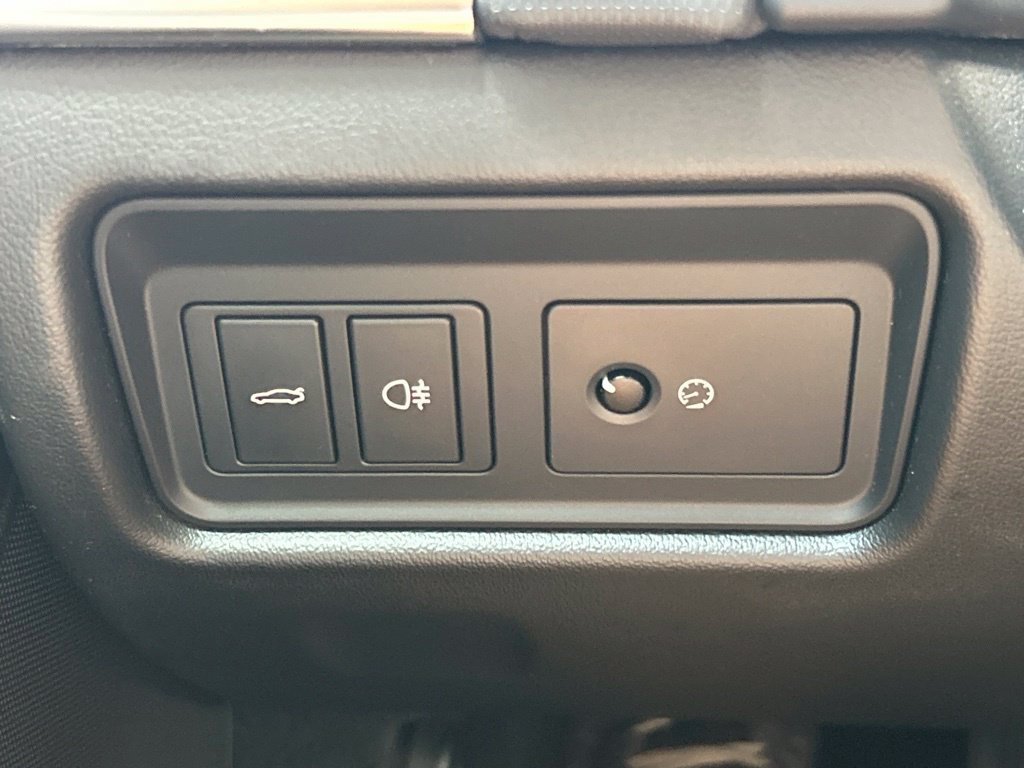 Used 2018 White Jaguar Base image 23