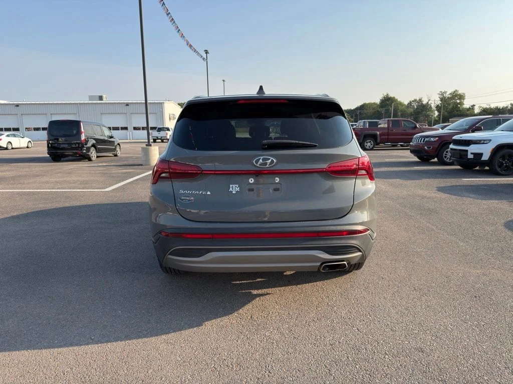 Used 2022 Gray Hyundai SE image 5