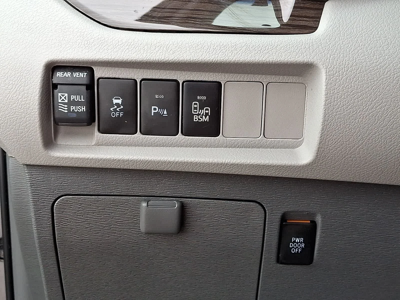Used 2016 Predawn Gray Mica Toyota XLE Premium image 31
