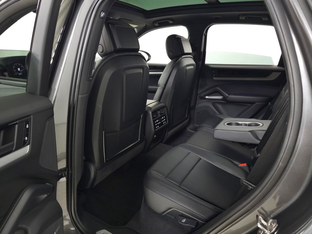 Used 2025  Porsche Base image 41