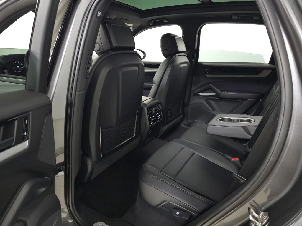 Used 2025  Porsche Base image 41