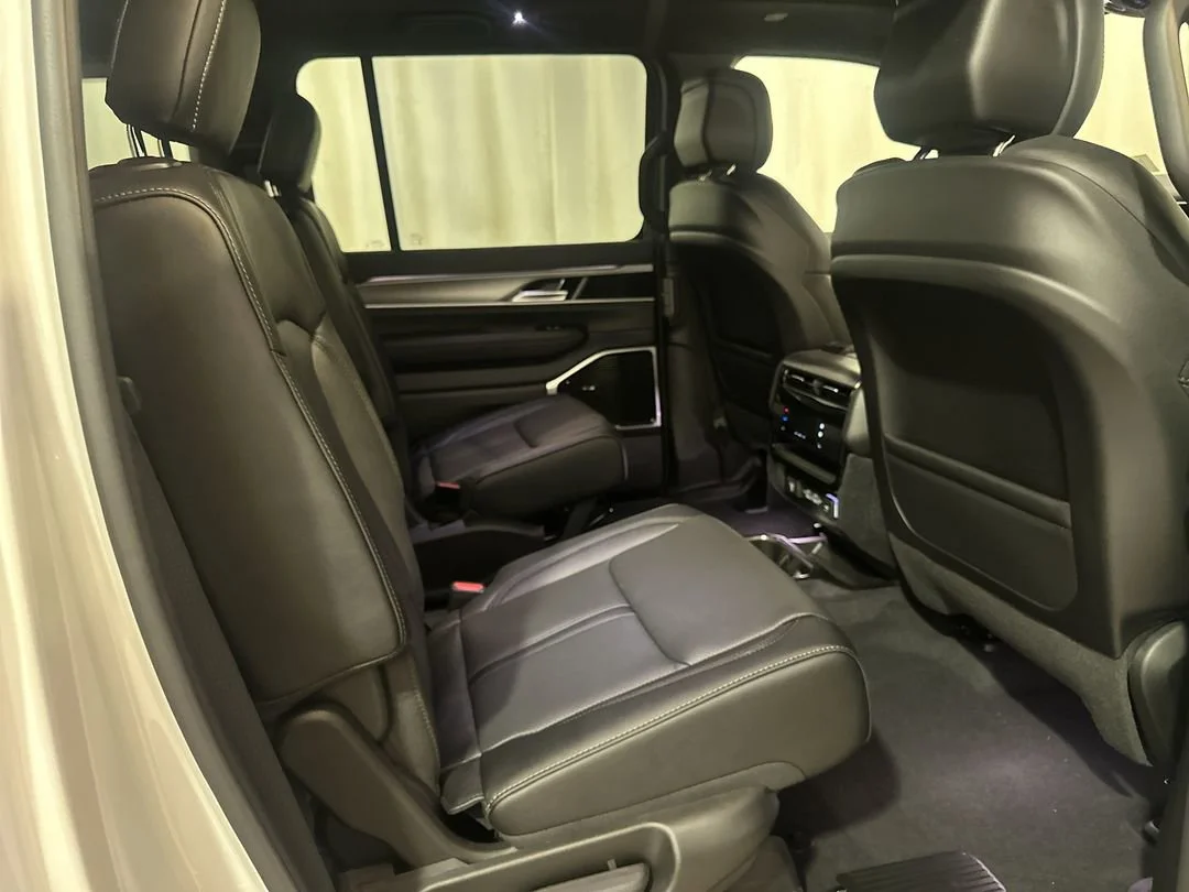 New 2026 Bright White Clear-Coat Exterior Paint Jeep Limited Altitude image 20
