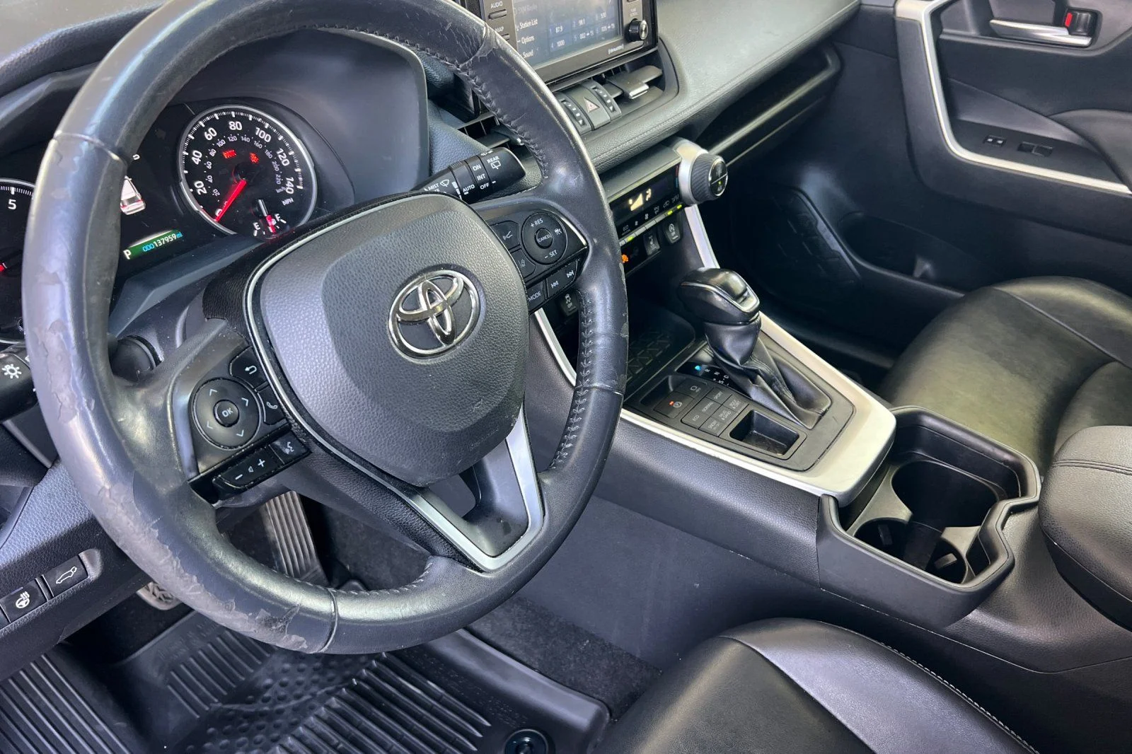 Used 2020 Gray Toyota XLE Premium image 10