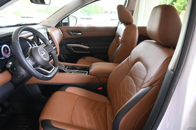 Used 2025 White Nissan Platinum image 17