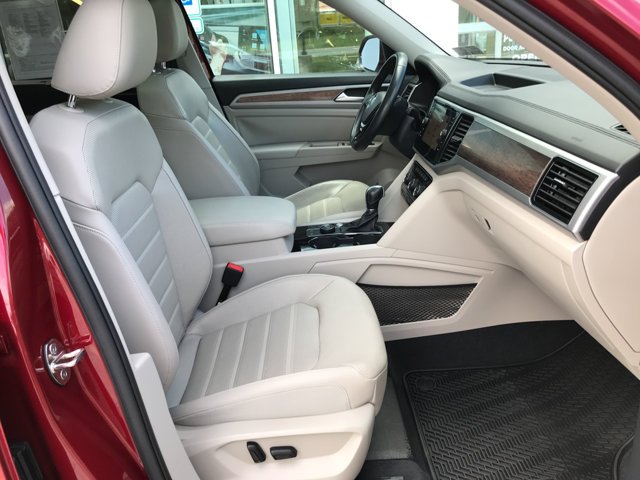 Used 2019 Fortana Red Metallic Volkswagen 3.6L V6 SEL Premium image 36