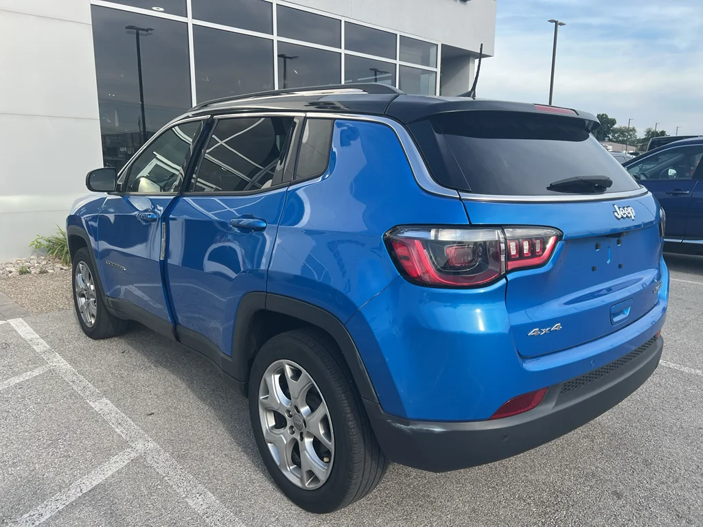 Used 2022 Laser Blue Pearlcoat Jeep Limited image 4
