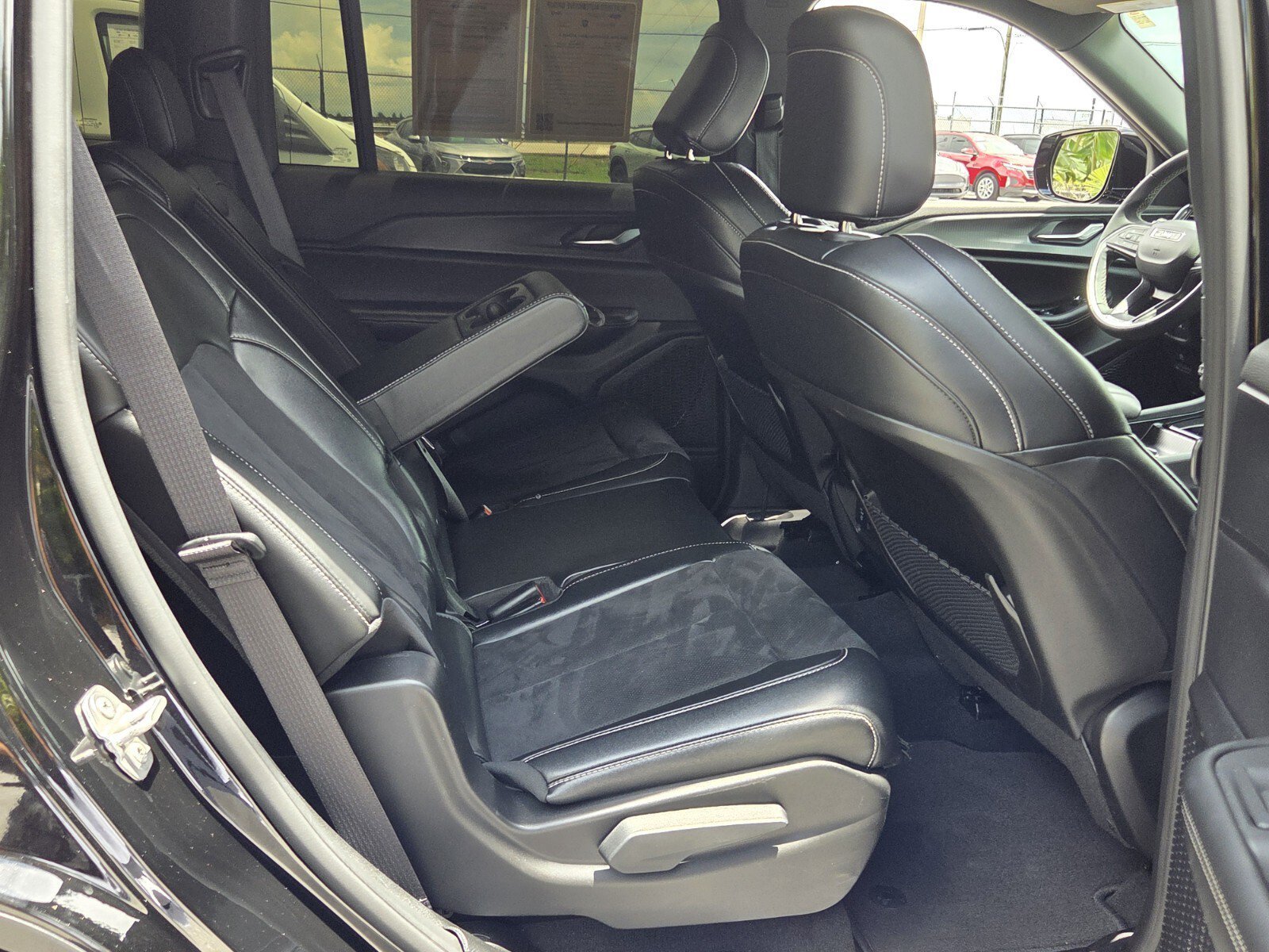 Used 2024 Diamond Black Crystal Pearlcoat Jeep Altitude X image 15
