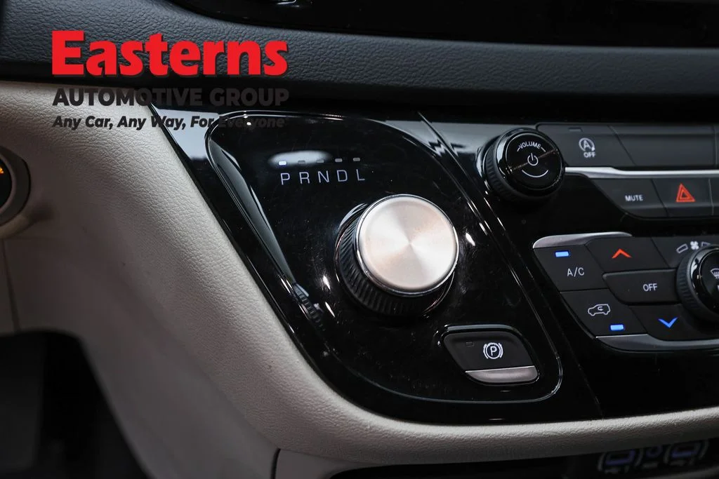 Used 2022 White Chrysler LX image 13