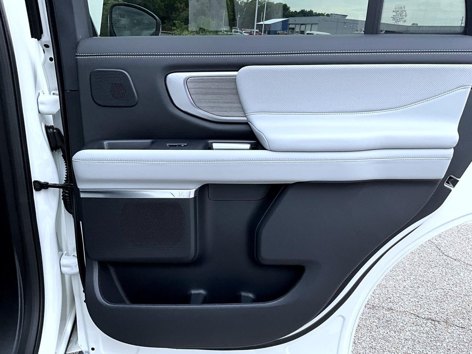 New 2027 Star White Metallic Tri-Coat Ford Platinum image 22