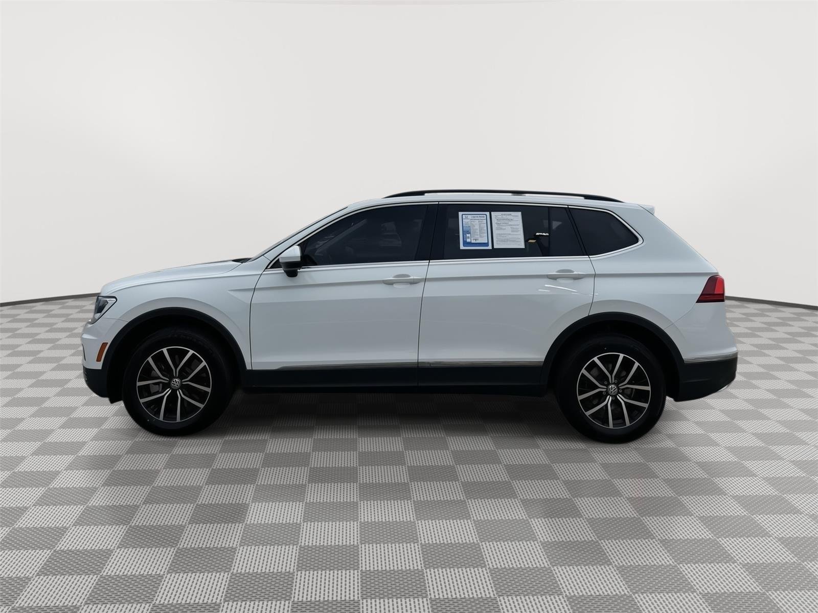Used 2021 Pure White Volkswagen SE image 3