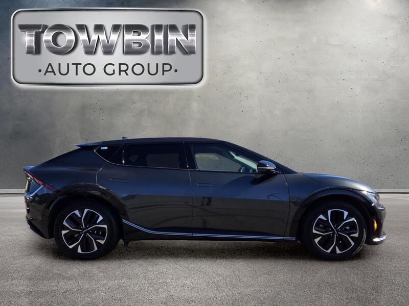 Used 2023 Gray KIA WIND RWD image 3