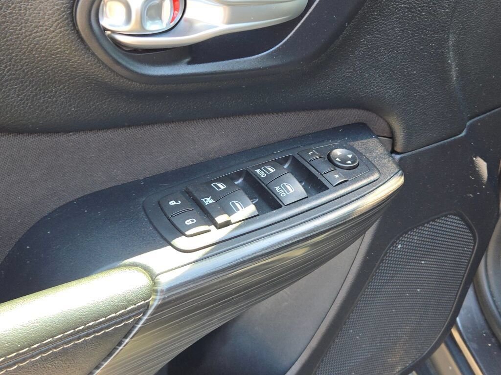 Used 2016 Gray Jeep Latitude image 19