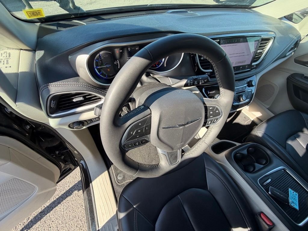 Used 2023 Black Chrysler Touring L image 12