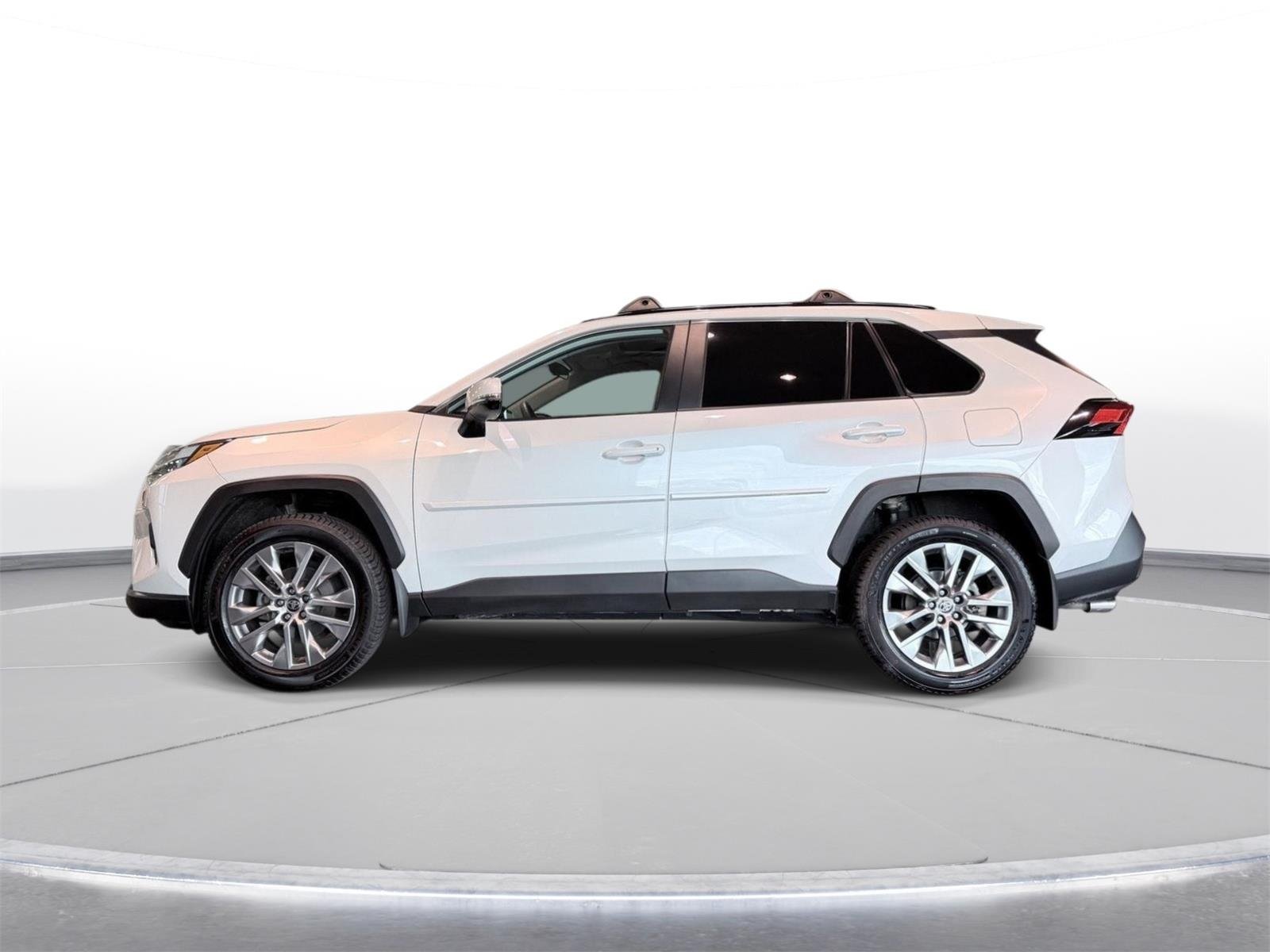 Used 2024 Wind Chill Pearl Toyota XLE Premium image 20