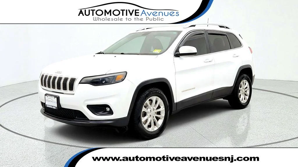 Used 2019 Bright White Clearcoat Jeep Latitude FWD image 1