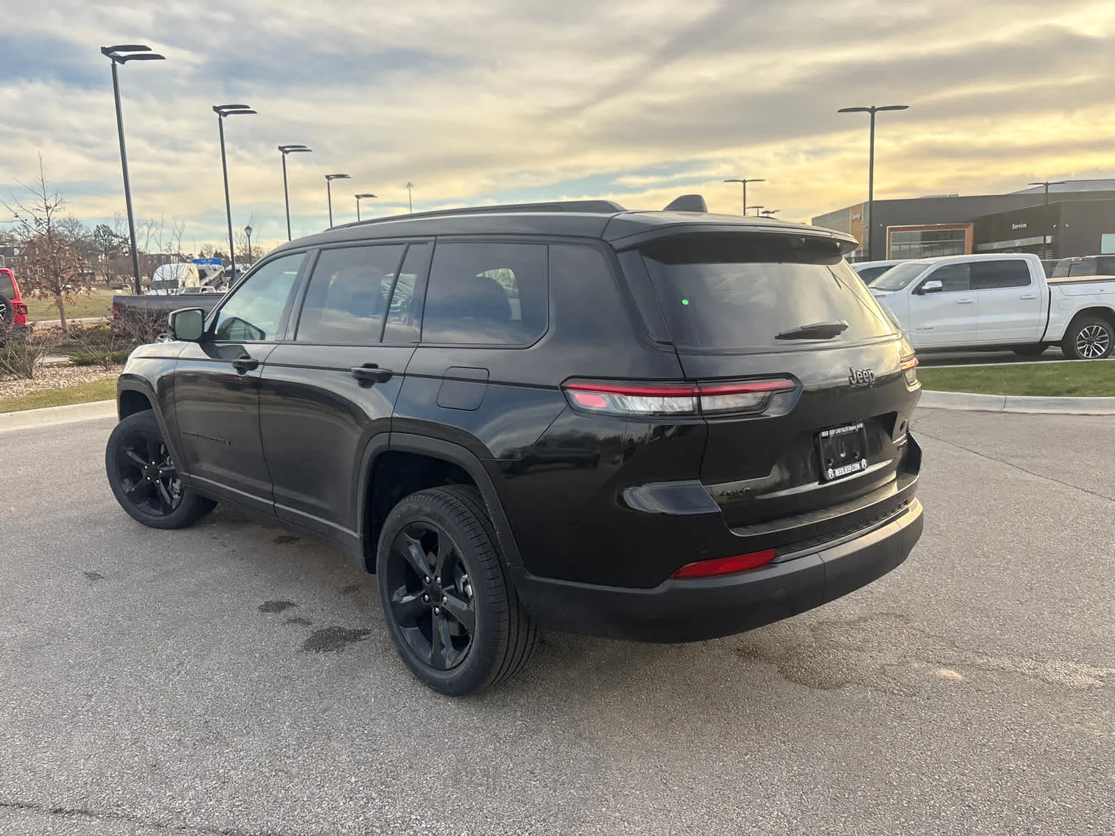 New 2025 Diamond Black Crystal Pearl-Coat Exterior Paint Jeep Limited image 7