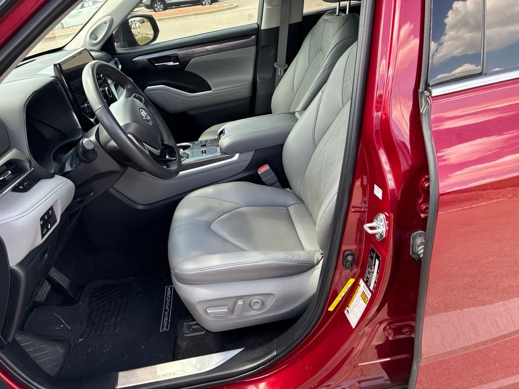 Used 2024  Toyota Platinum image 5