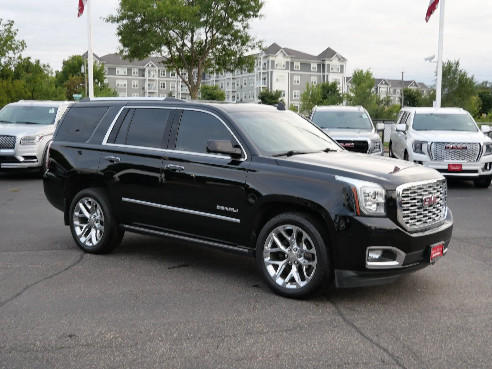 Used 2019 GMC Yukon Denali with VIN 1GKS2CKJ4KR326140 for sale in Saint Paul, Minnesota