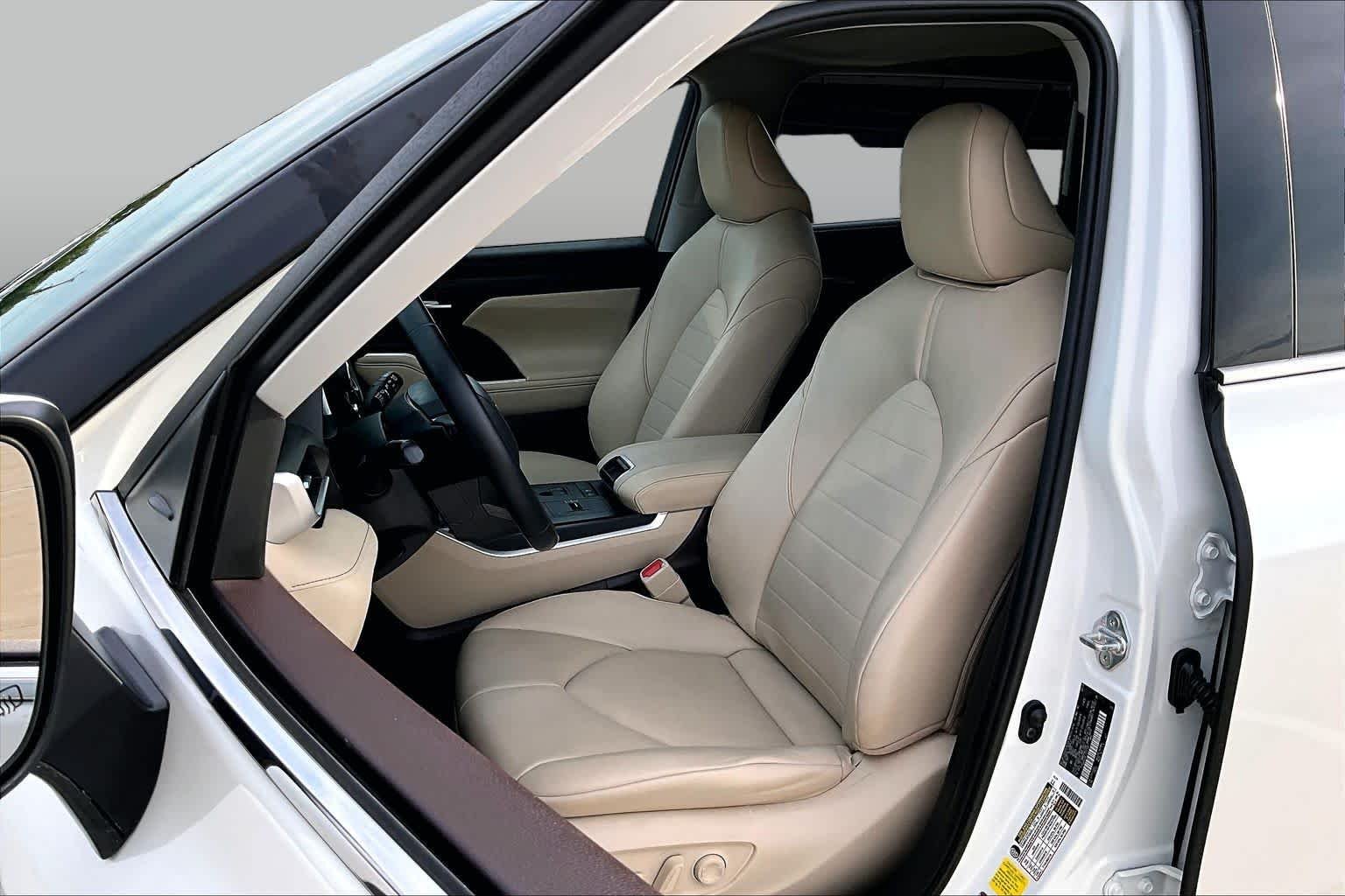 Used 2020 Blizzard Pearl Toyota Hybrid XLE image 8