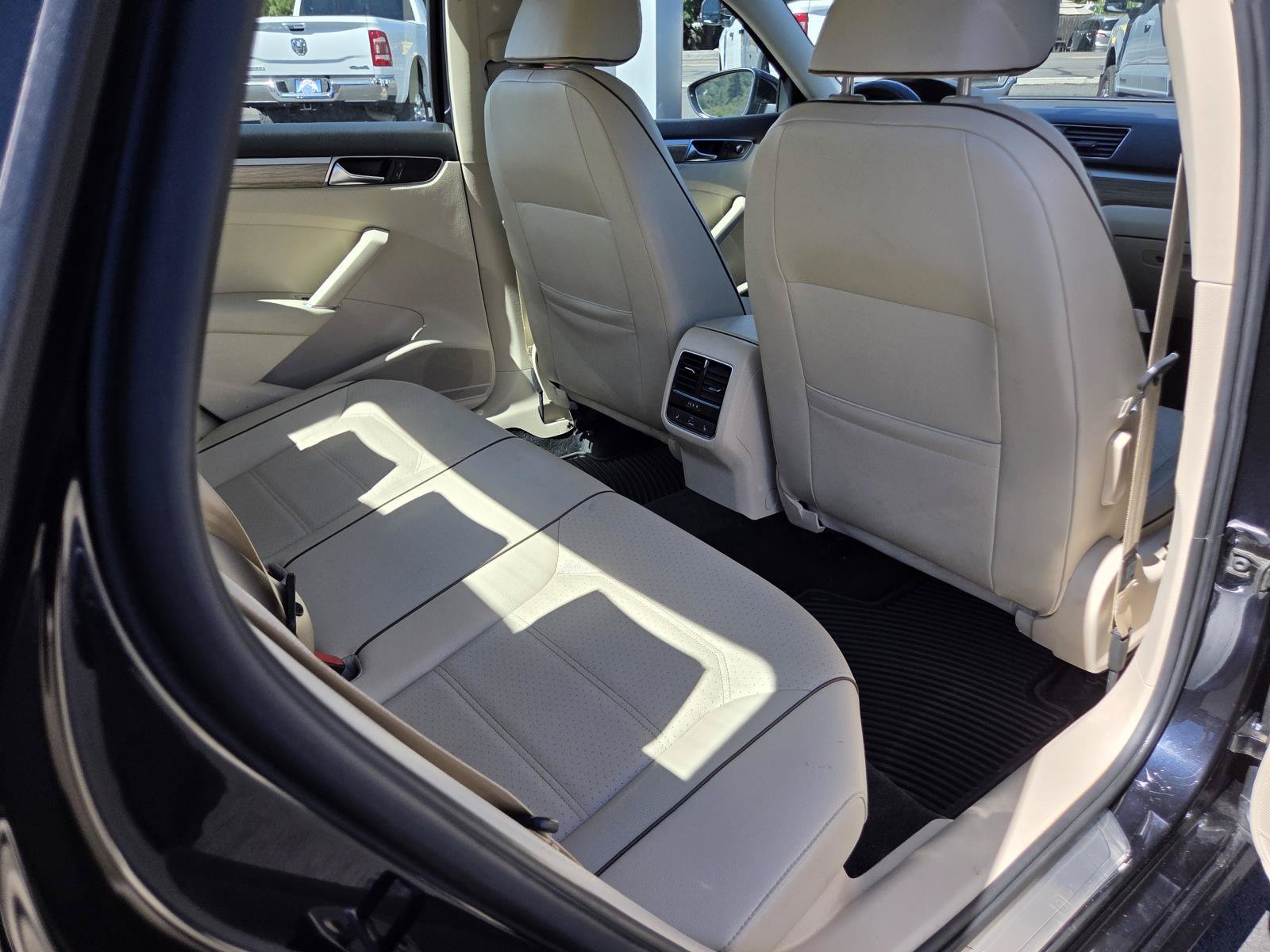 Used 2017  Volkswagen 1.8T SE w/Technology image 18