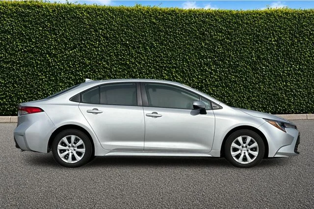 2025 Toyota Corolla LE - Photo 3