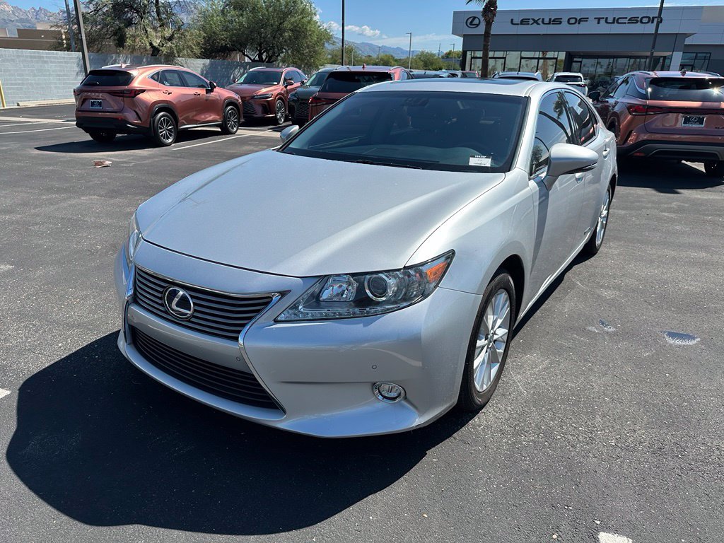Used 2014 Silver Lexus 300h image 25