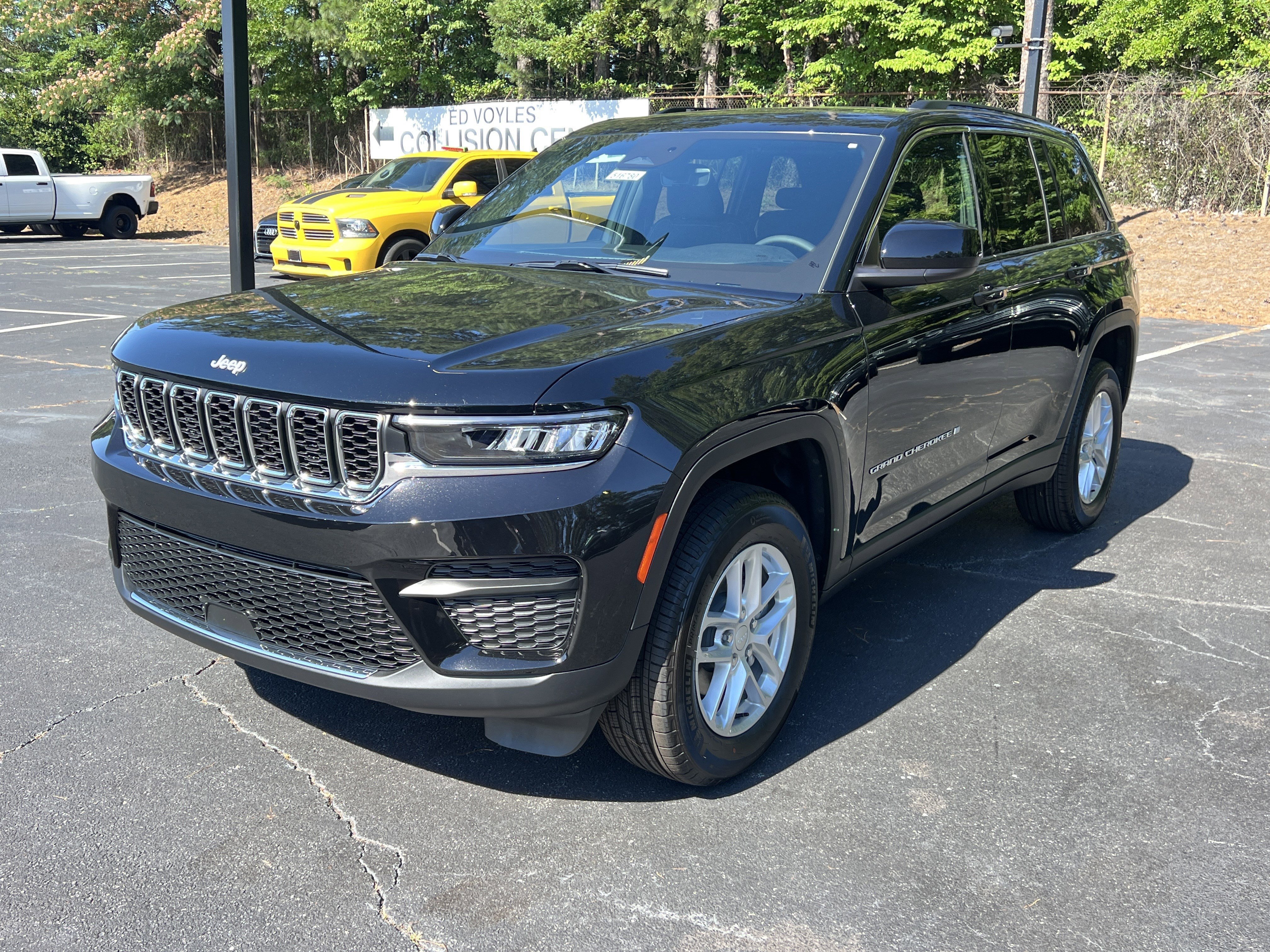 New 2026 Diamond Black Crystal Pearlcoat Jeep Laredo X image 3