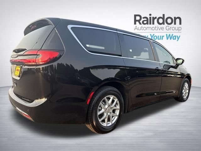 Used 2024 Diamond Black Crystal Pearlcoat Chrysler Touring L image 7