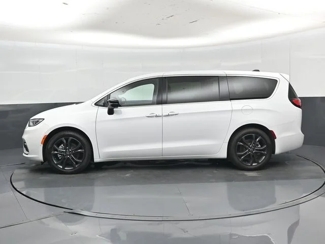 New 2026 Bright White Clear-Coat Exterior Paint Chrysler Limited image 31