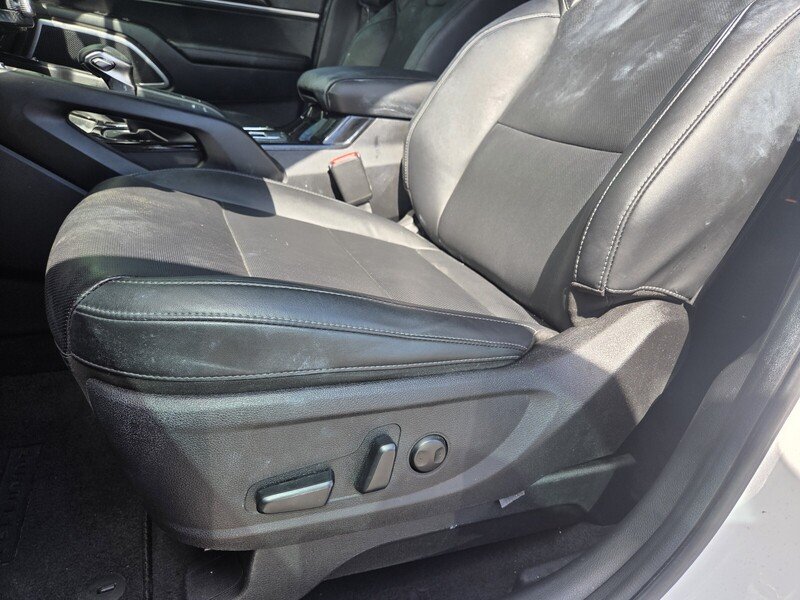 Used 2023 White Kia S image 9