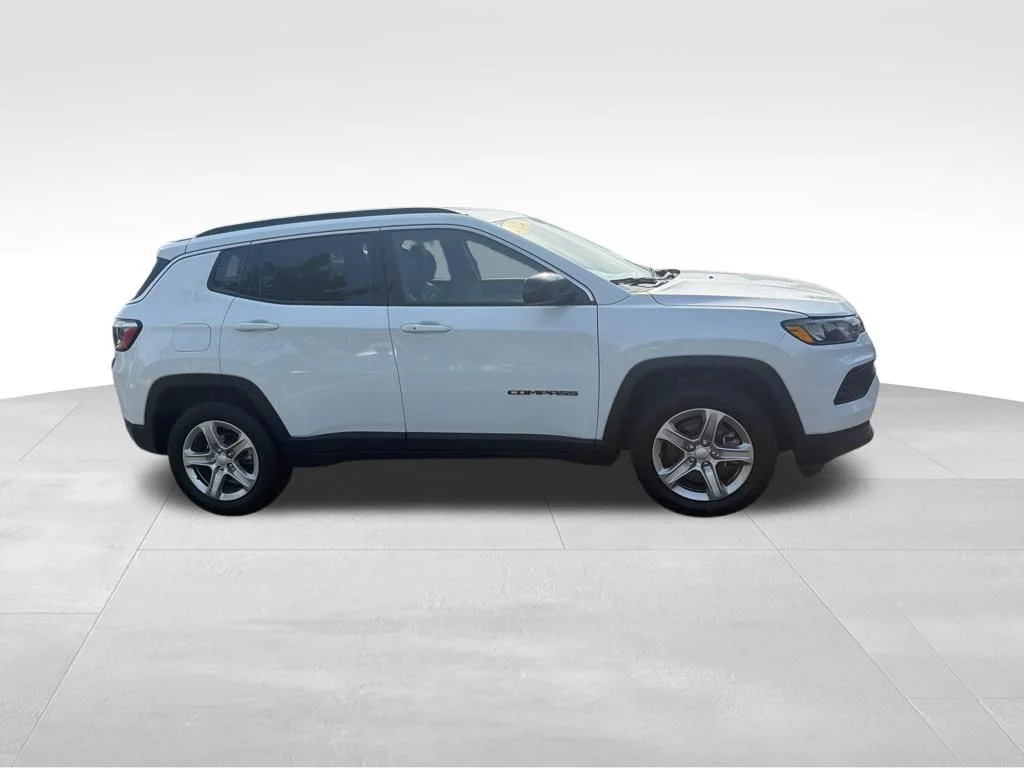 Used 2024 White/off-white Jeep Latitude image 4