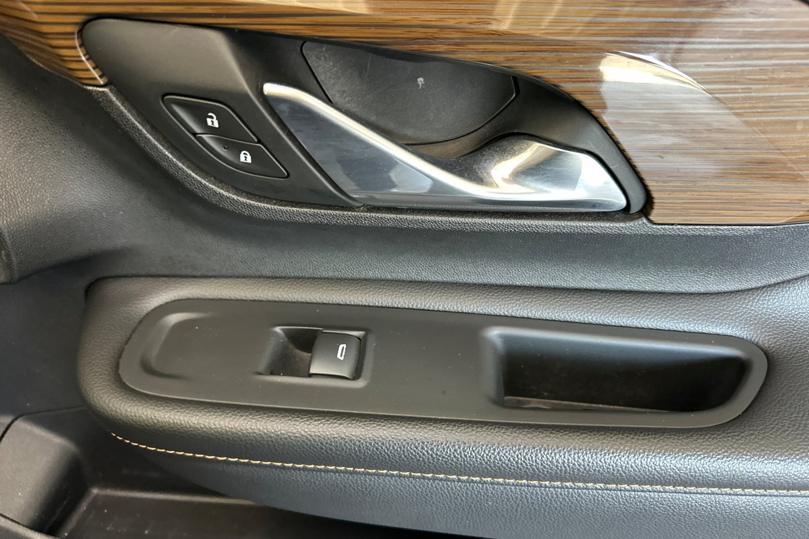 Used 2018 Blue GMC SLE image 19