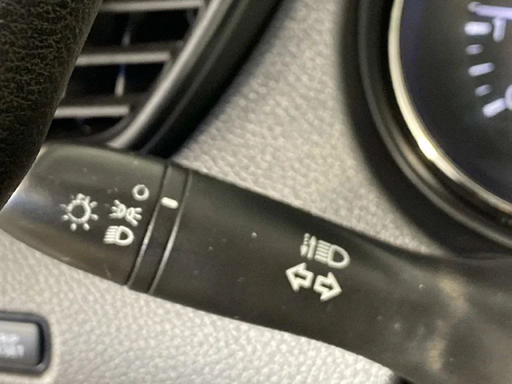Used 2018 Caspian Blue Nissan S image 17