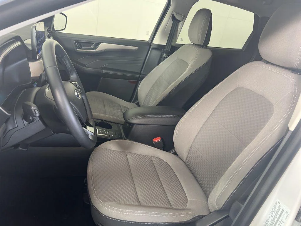 Used 2022 Oxford White Ford SE image 4