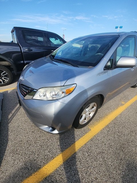 Used 2011 Silver Toyota LE image 3