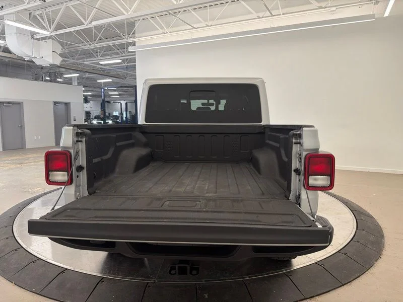 Used 2022 Silver Jeep Overland image 8